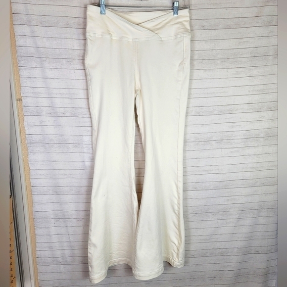 We The Free Venice Beach Flare Jeans in Worn White, sz 28 - Picture 2 of 16